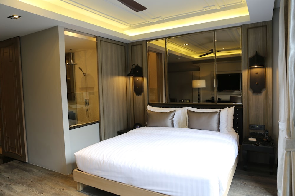 Deluxe Room with Pool View