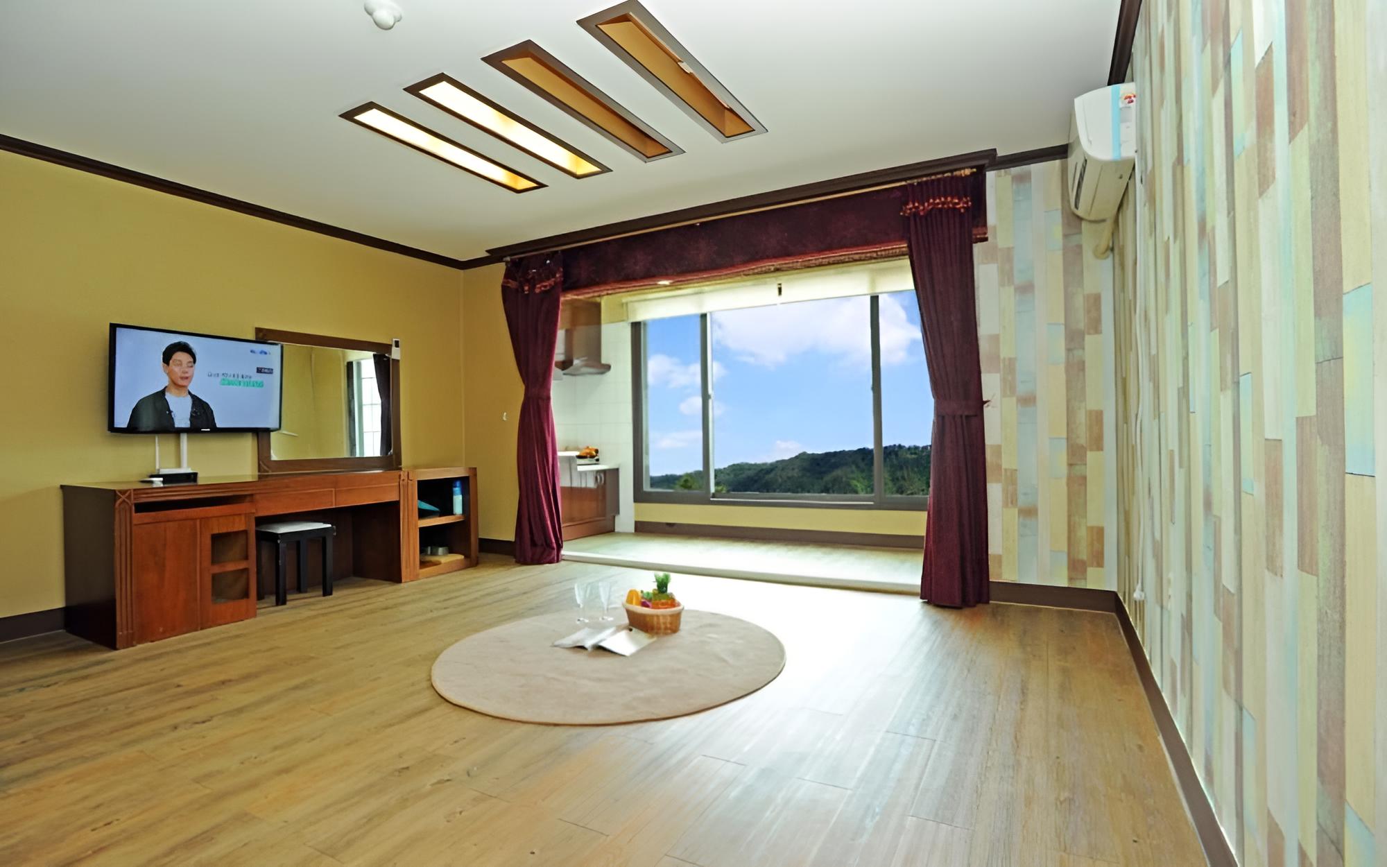 Room (Nori 18 pyeong (Ondol)-2)