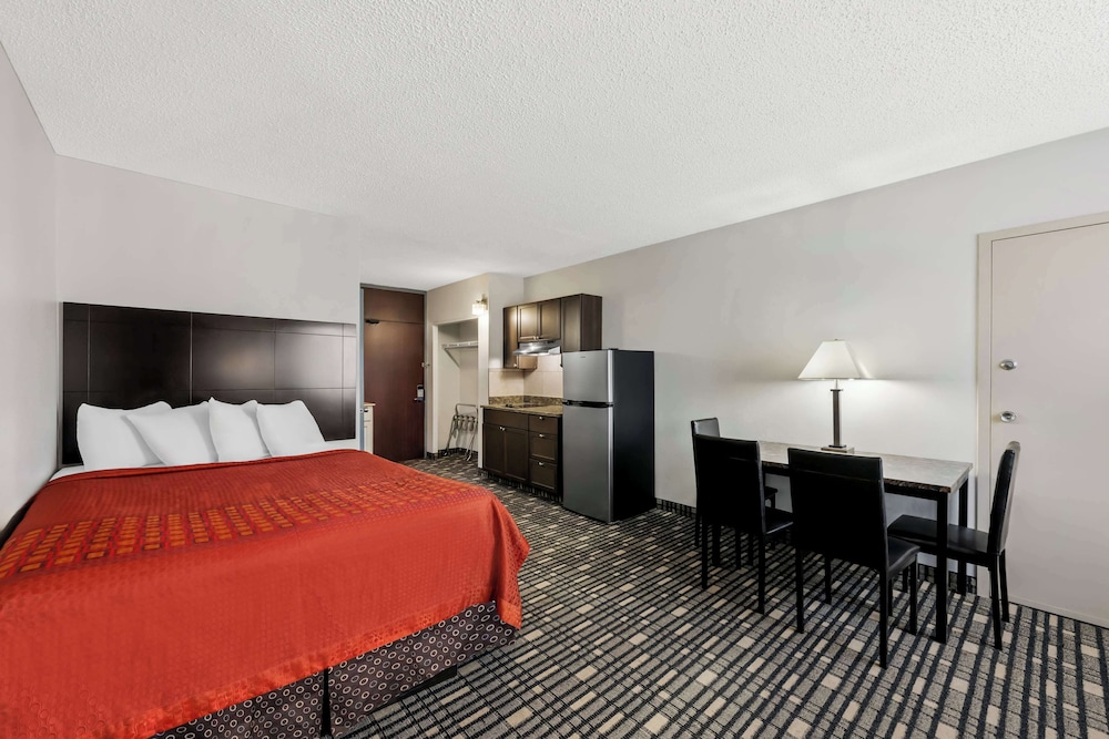 Suite, 1 King Bed, Non Smoking, Refrigerator & Microwave (with Sofabed) - Photo 5
