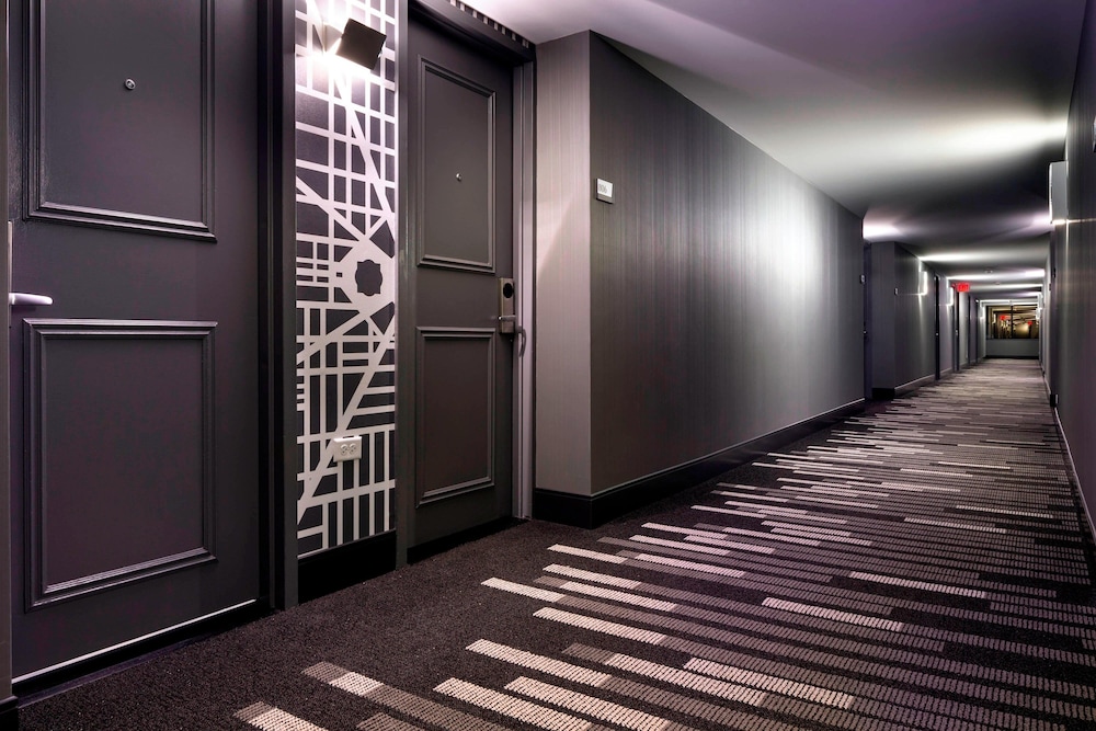 Premium Room, 1 King Bed (Hearing Accessible) - Photo 3