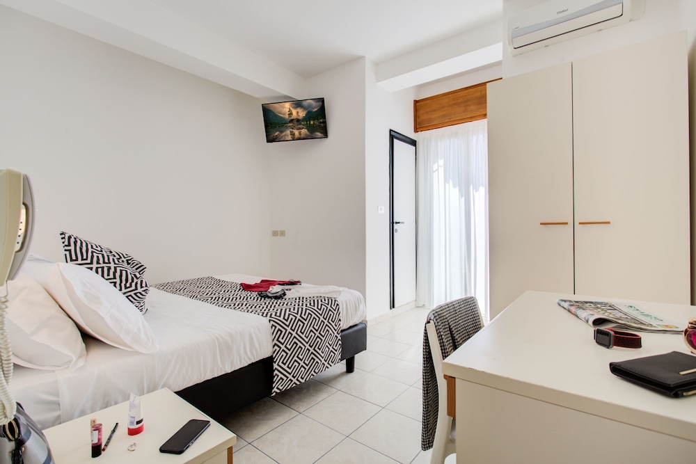 Double or Twin Room - Photo 8