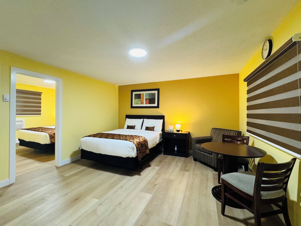Deluxe Two Queen with Kitchenette photo 2