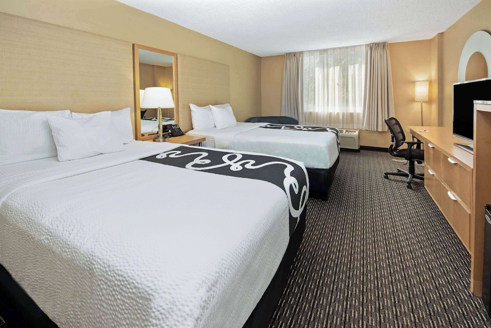 Room, 2 Full Size Beds, Non Smoking - Photo 1