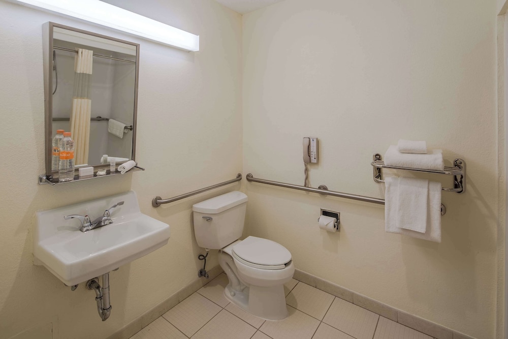 Standard Room, 1 Queen Bed, Accessible - Photo 7