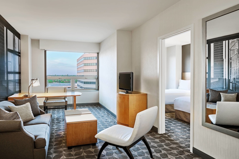 Suite, 1 Bedroom - Photo 2