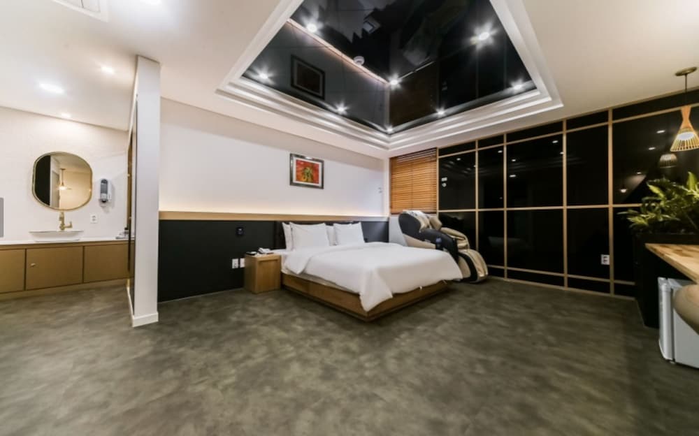 Deluxe Room (Massage Chair)