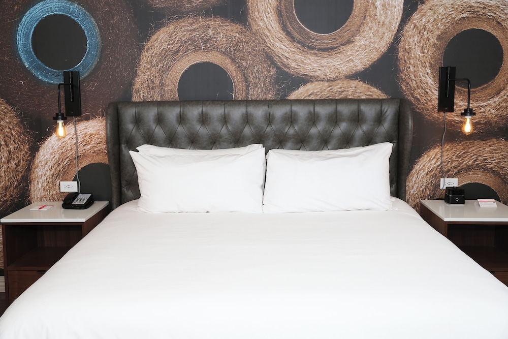 Suite, 1 King Bed, Accessible (Living Area)