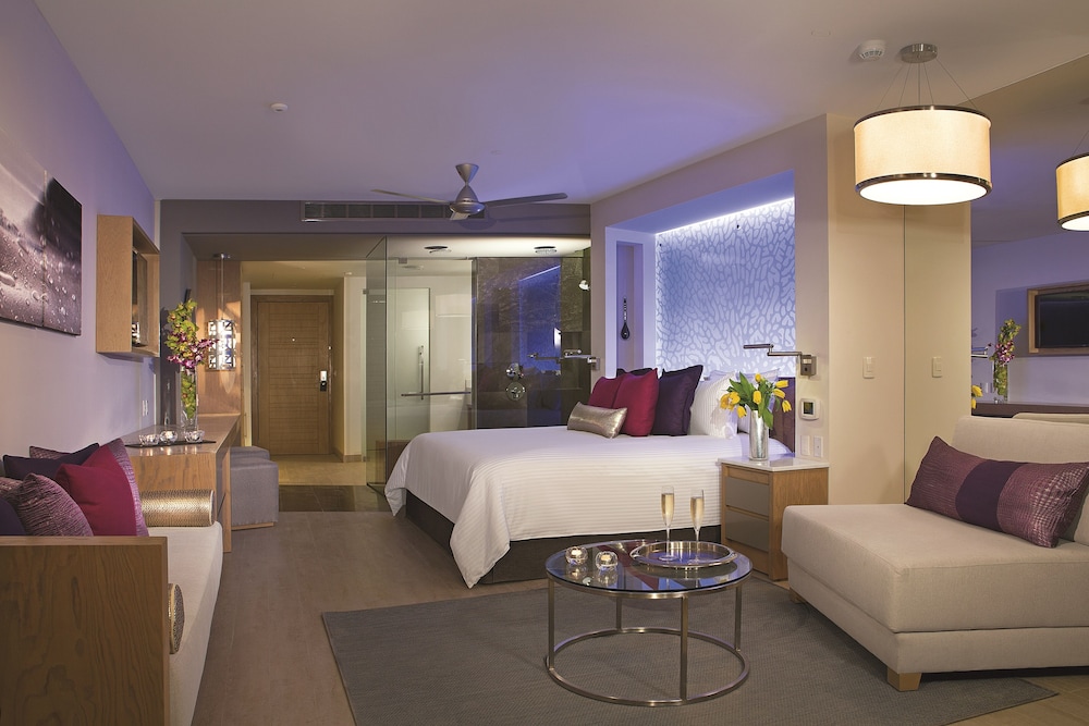Xcelerate Junior Suite Swim Out Ocean Front King