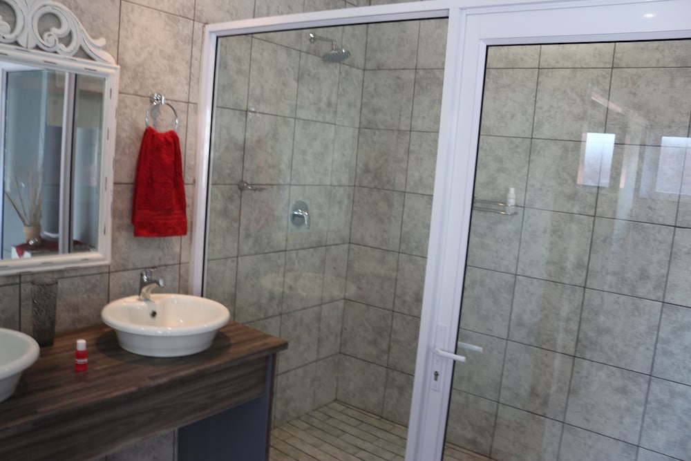 Elite Double Room, 1 King Bed, Ensuite photo 3