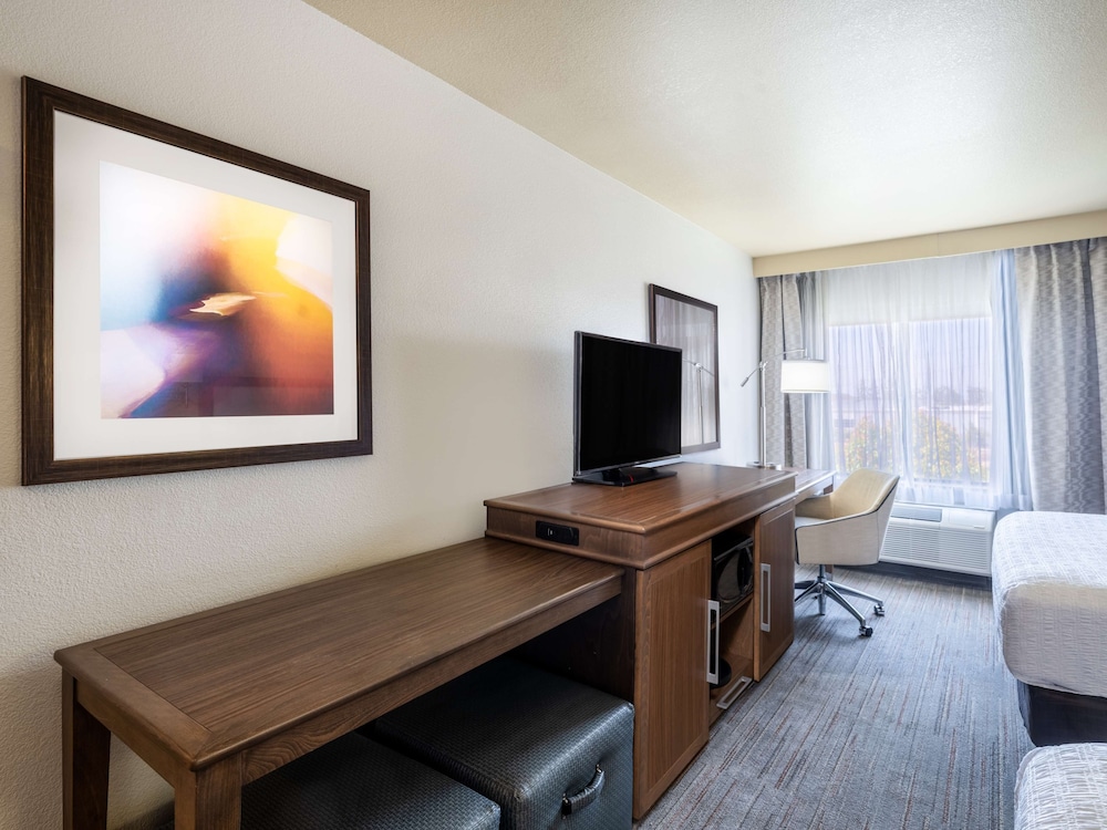 Room, 2 Queen Beds, Accessible, Bathtub - Photo 2