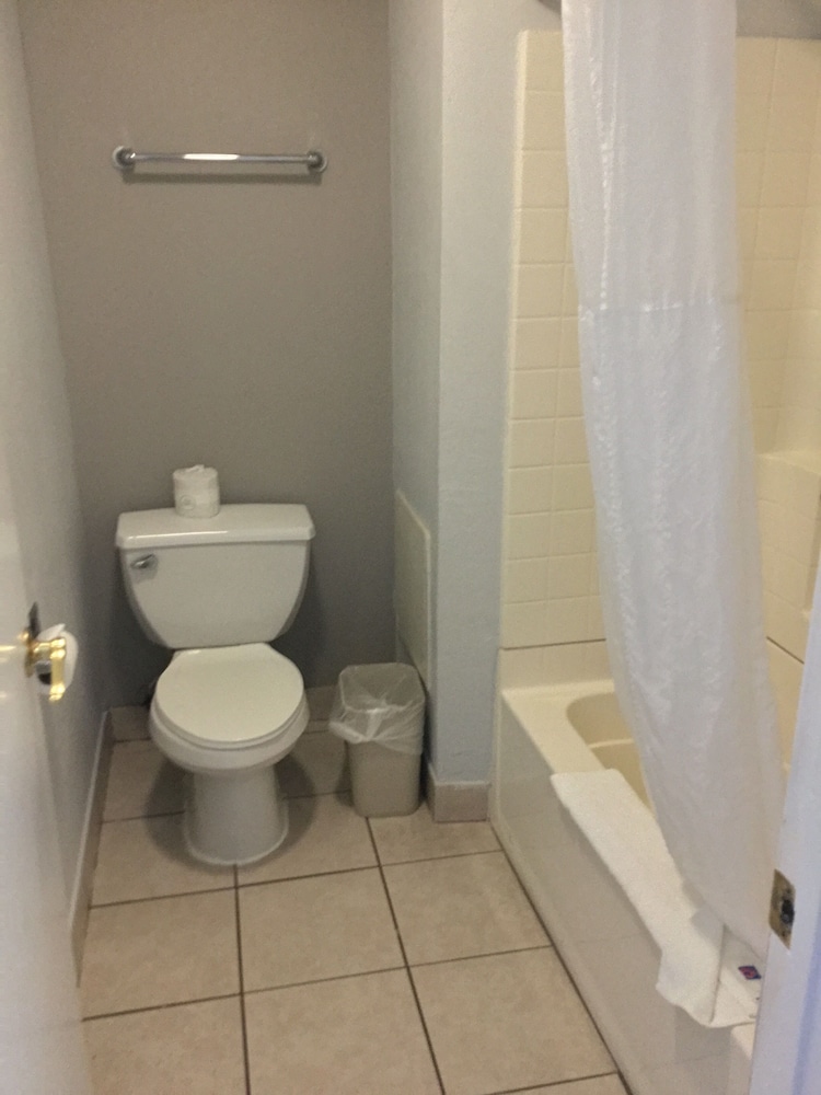 Deluxe Room, 1 King Bed, Smoking, Refrigerator & Microwave - Photo 8