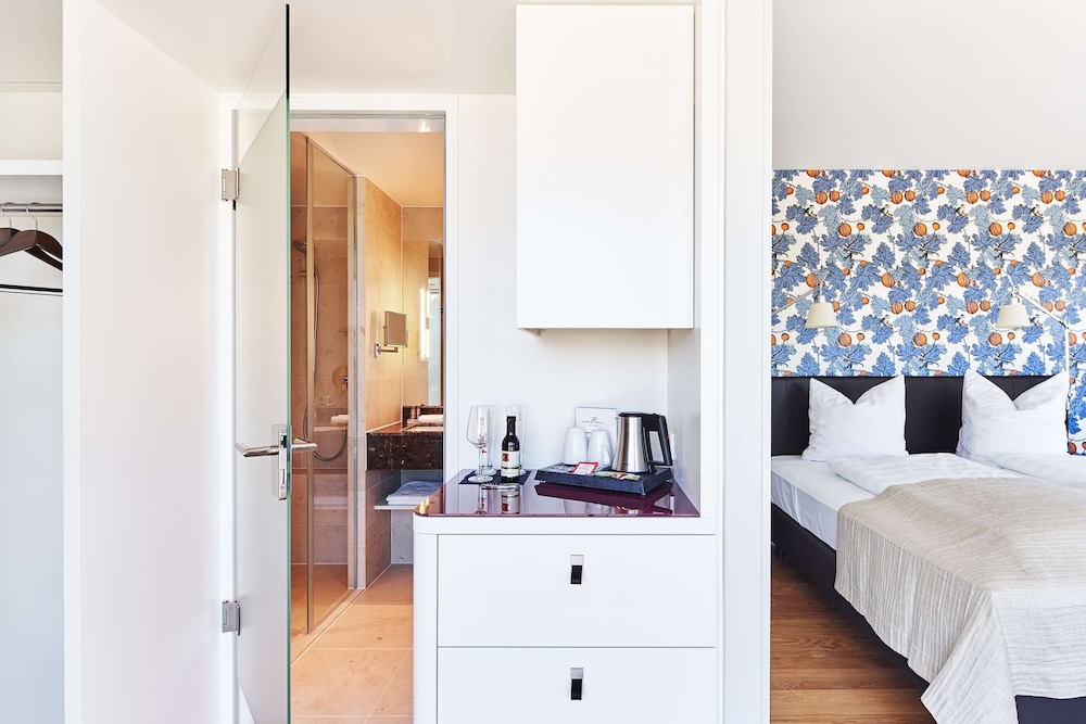 Basic Room, 1 Queen Bed photo 3