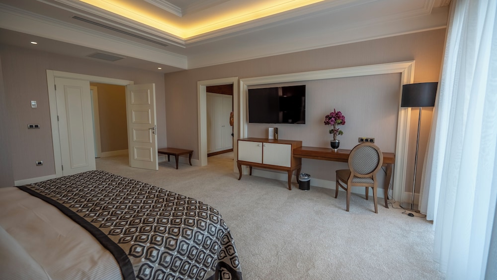 Luxury Condo photo 3