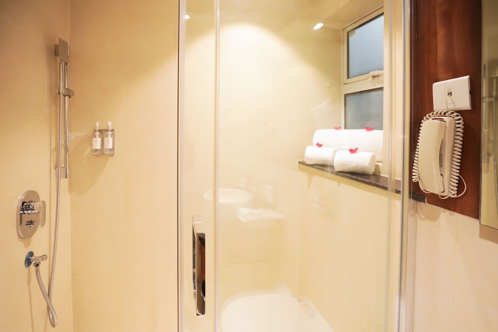 Deluxe Suite with Private Terrace - Photo 16