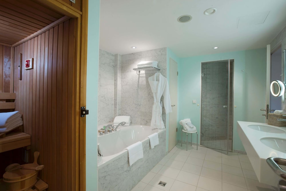 Suite, 1 Bedroom, Sauna thumbnail 6