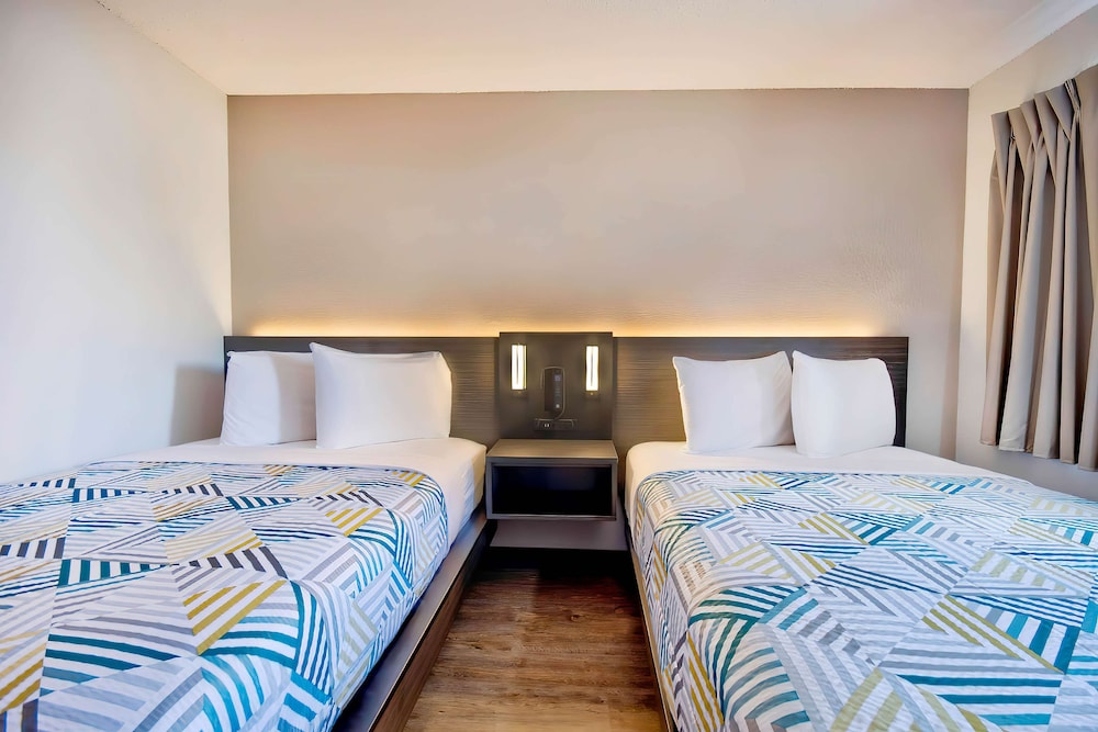 Standard Room, 2 Double Beds, Non Smoking, Refrigerator & Microwave photo 3