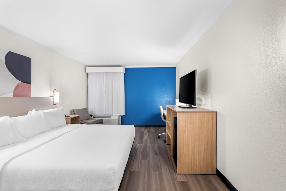 Room, 1 King Bed, Accessible (Mobility & Hearing, Roll-in Shower) - Photo 2