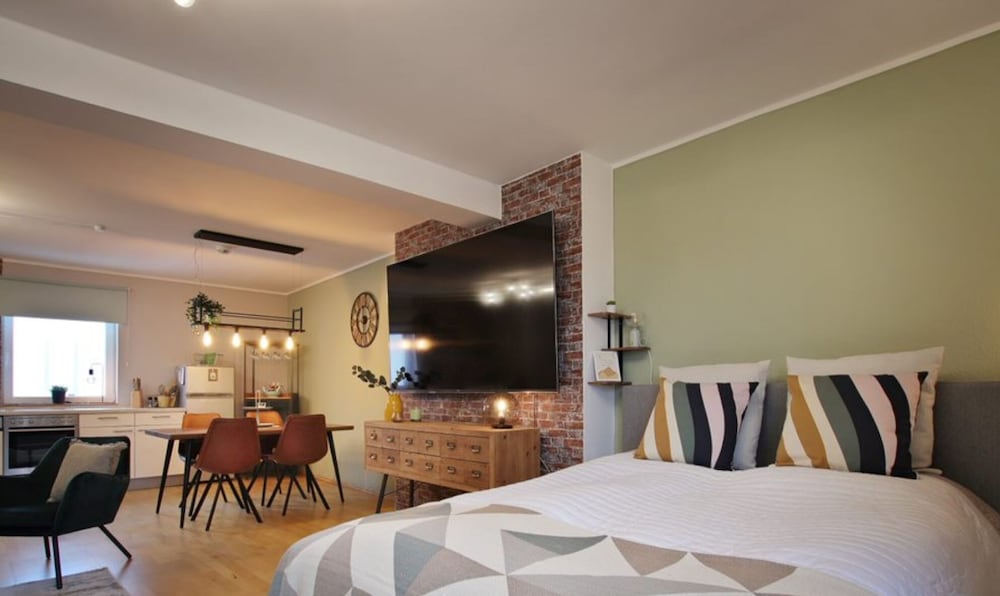 Business Condo, 1 King Bed with Sofa bed, City View