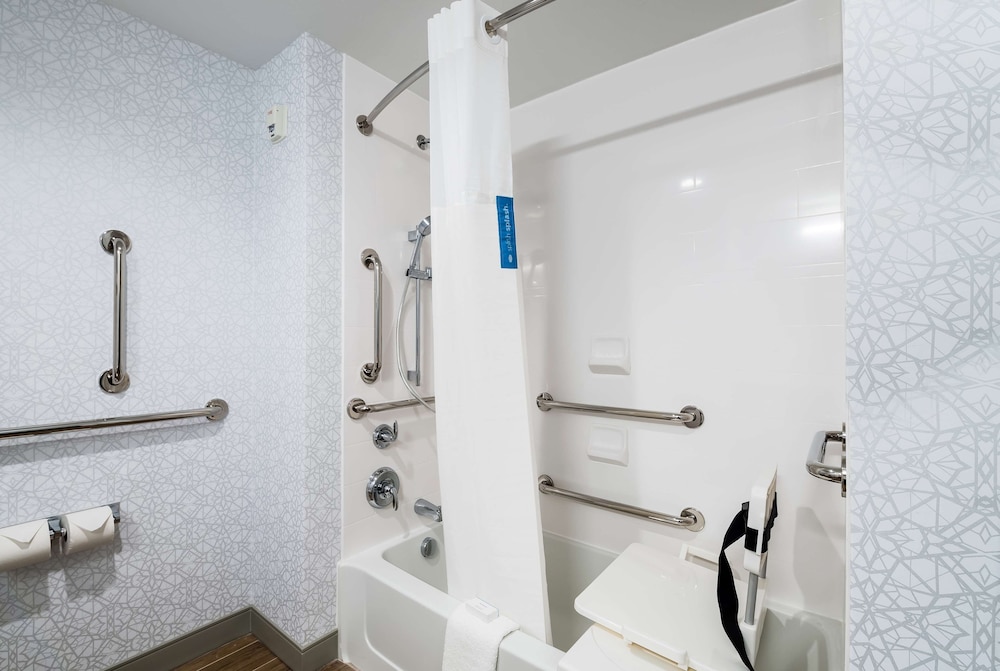 Room, 2 Queen Beds, Accessible, Bathtub (Mobility & Hearing) photo 3