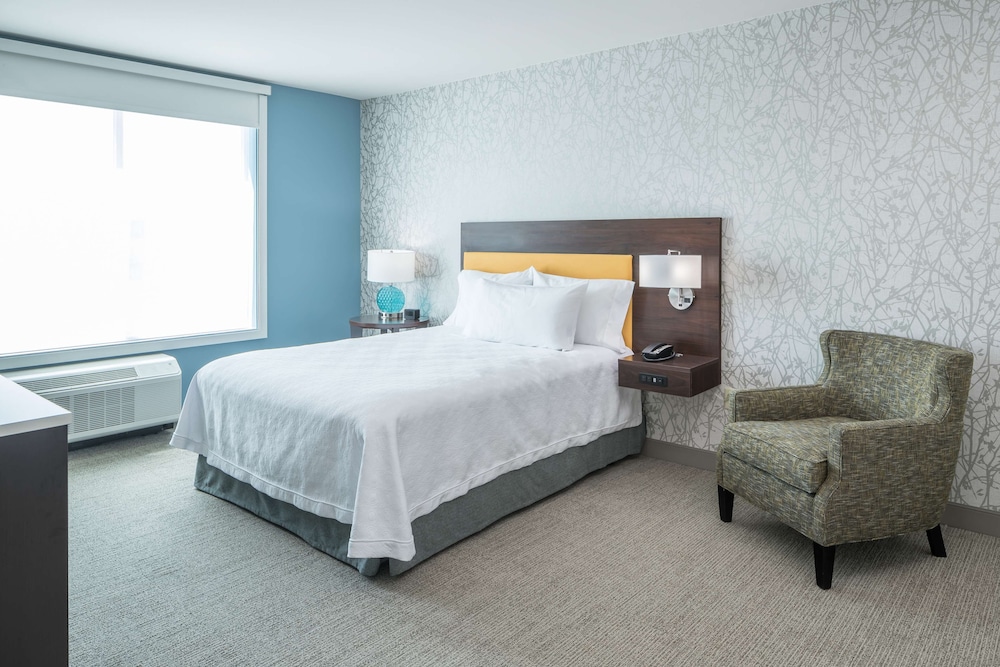 Suite, 1 Queen Bed, Accessible (Mobility & Hearing, Roll-in Shower) photo 1