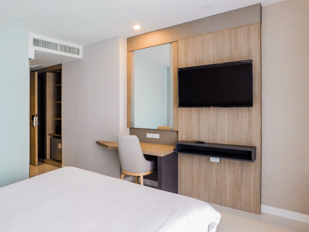 Family Room, Multiple Beds, City View - Photo 4