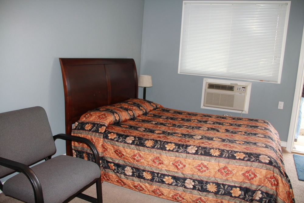 Economy Room, 1 Queen Bed photo 1