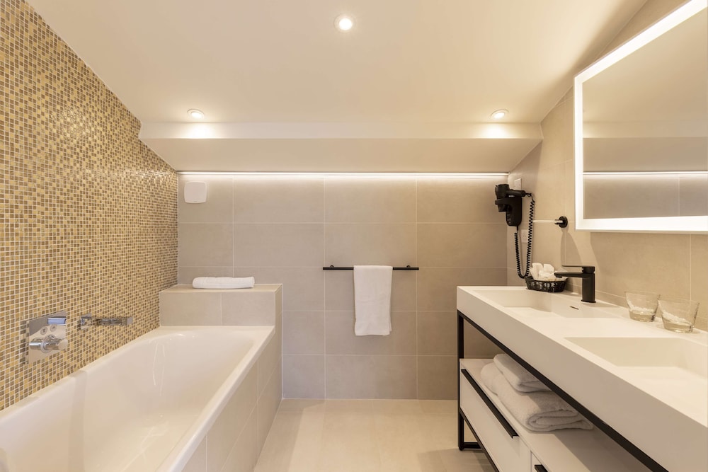 Suite, Multiple Beds, Bathtub, Sea View - Photo 12