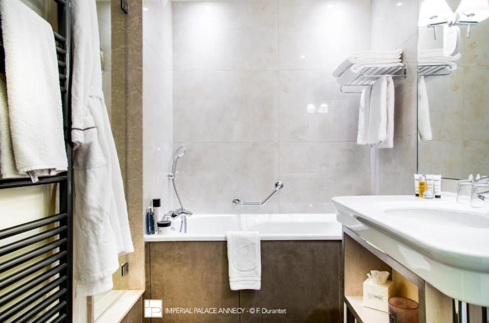 Prestige Lake Room with balcony with spa access on reservation thumbnail 6