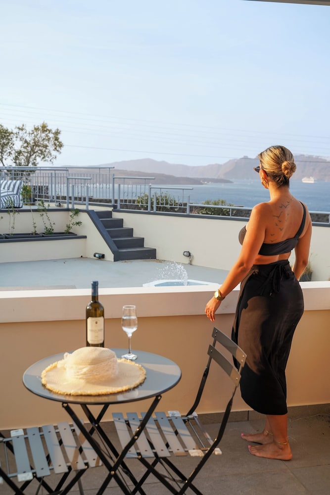 Junior Suite with Caldera View & Shared Pool