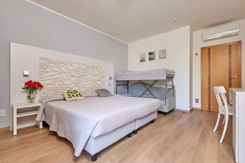 Standard Quadruple Room, Balcony photo 3