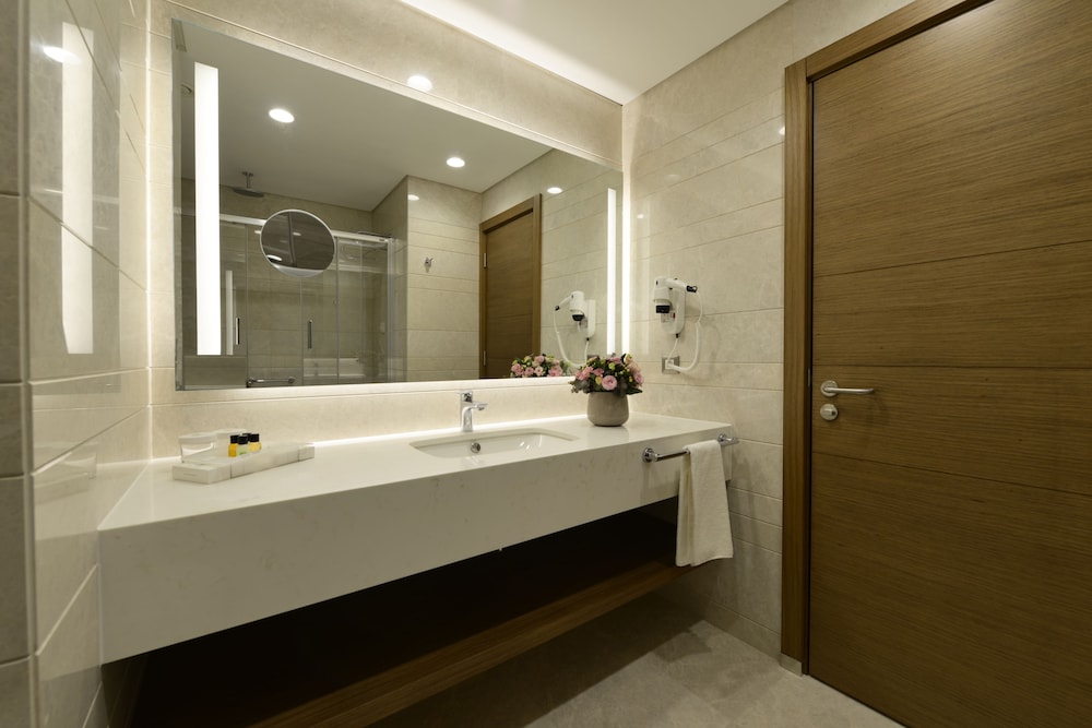 Premium Room, 1 Queen Bed with Sofa bed, City View thumbnail 5