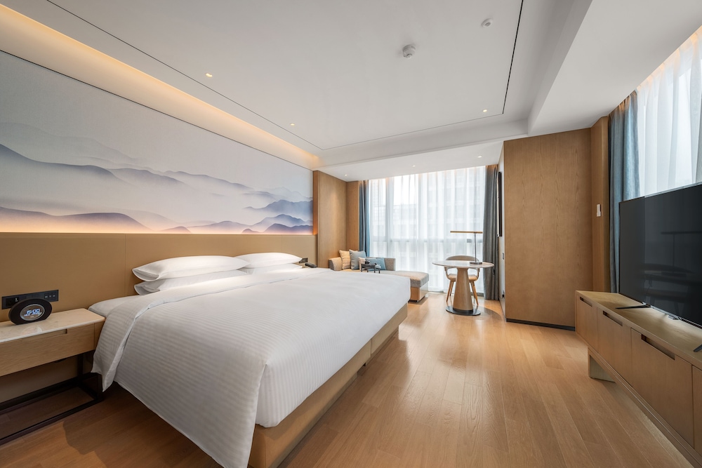 Room, 1 King Bed, Smoking, City View - Photo 2