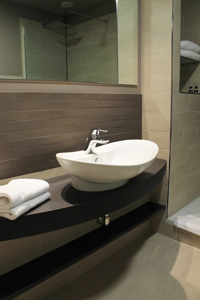 Standard Room, Multiple Beds - Photo 10