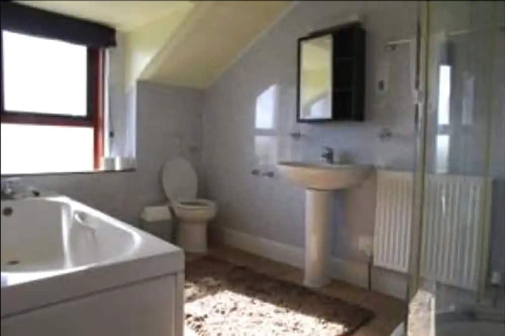 Twin Room, 2 Twin Beds, Ensuite (Room 1) photo 2