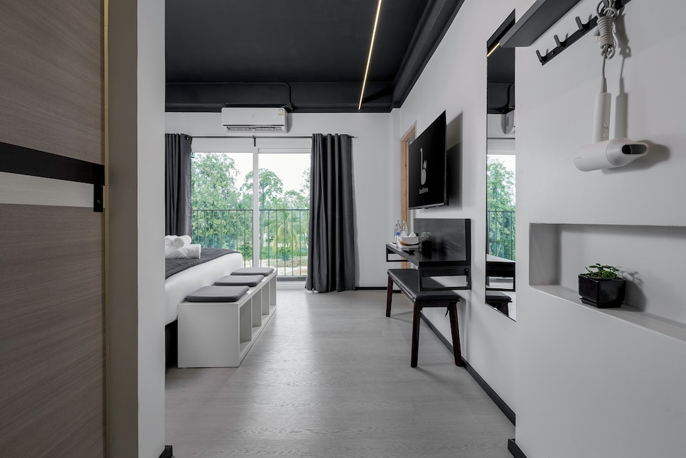 Family Room, Balcony, Garden View - Photo 10