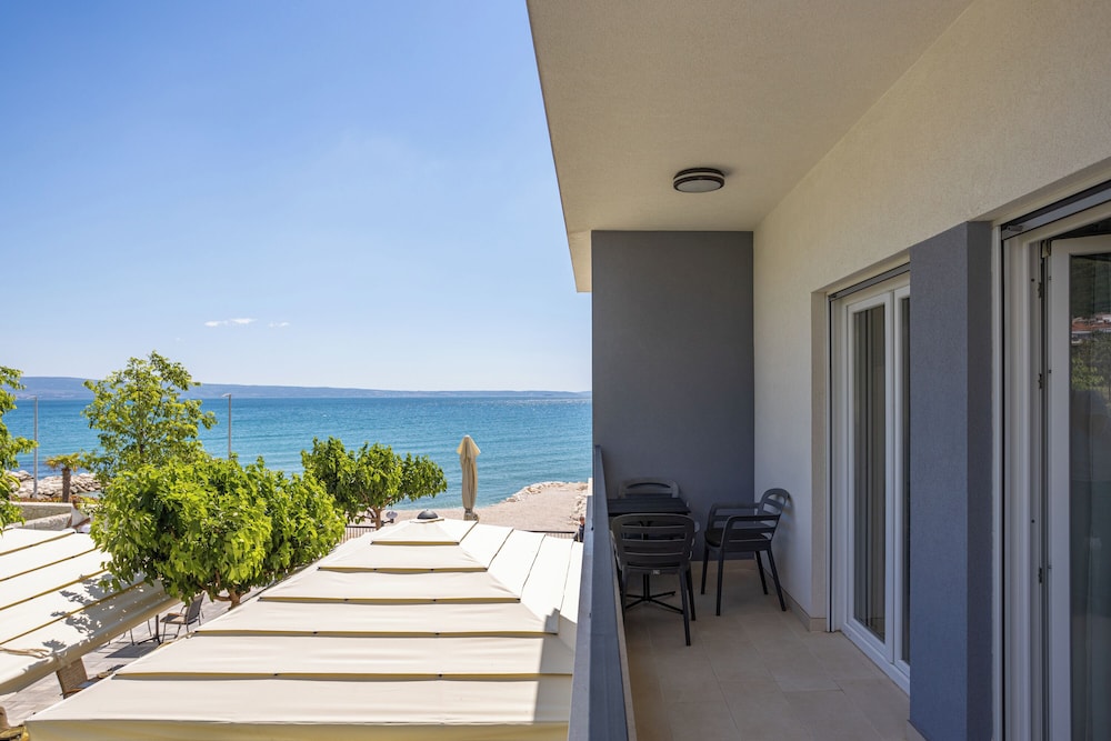 Standard Apartment, Partial Sea View, Beachfront photo 3