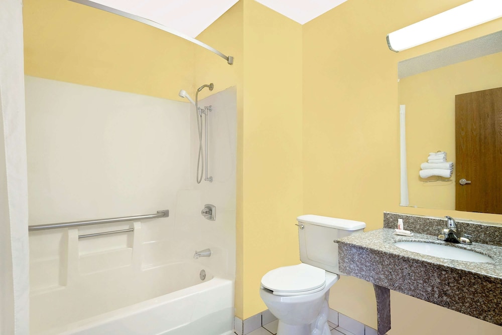 Standard Room, 1 Queen Bed, Accessible - Photo 3