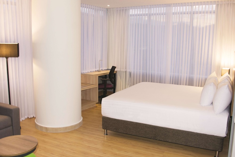 Junior Suite, 1 King Bed, Non Smoking photo 1