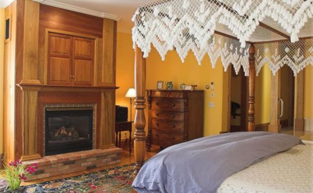 King Bed, Whirlpool Tub and Gas Fireplace (Suite 17) photo 1