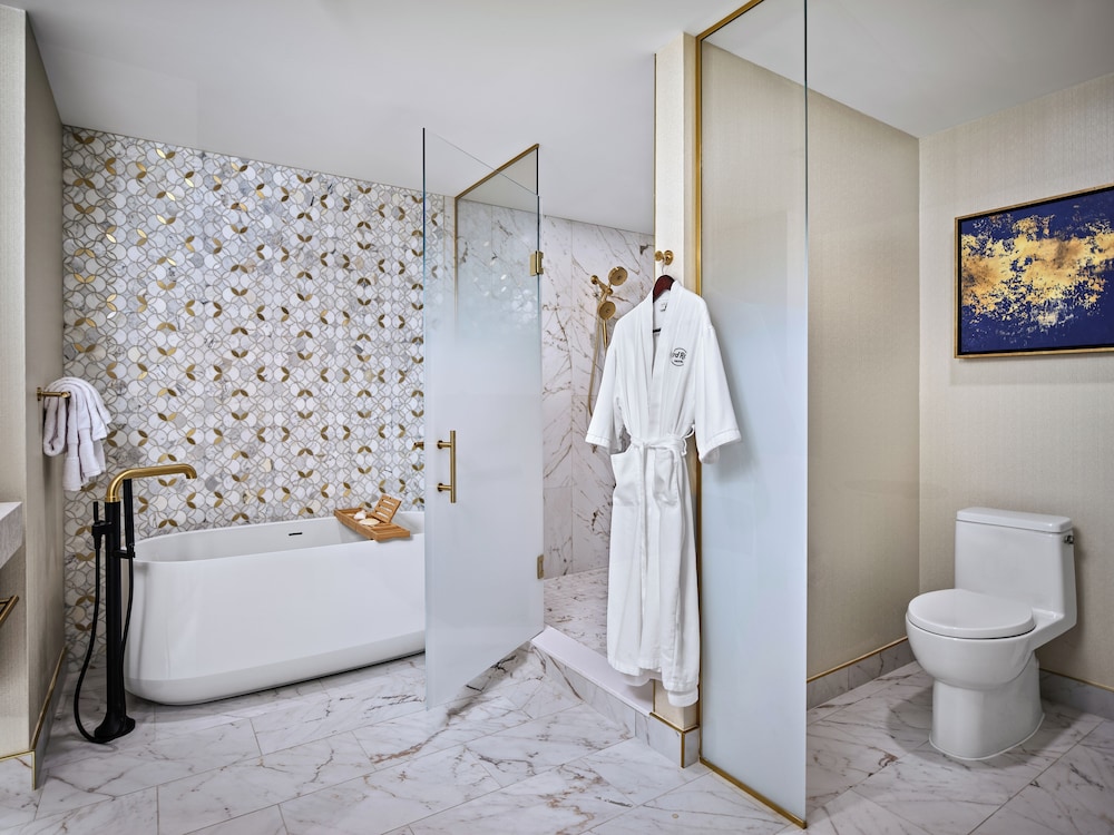 Suite, 1 King Bed, Roll-in Shower photo 3