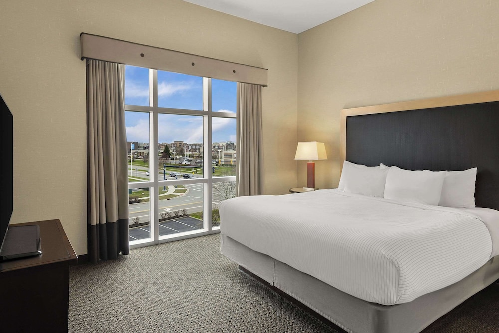 Suite, Multiple Beds, Non Smoking (Upgrade) - Photo 2