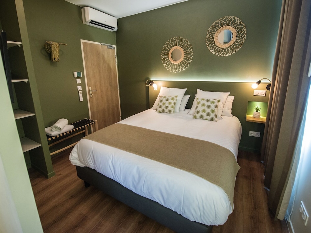 Standard Double Room, City View - Photo 8