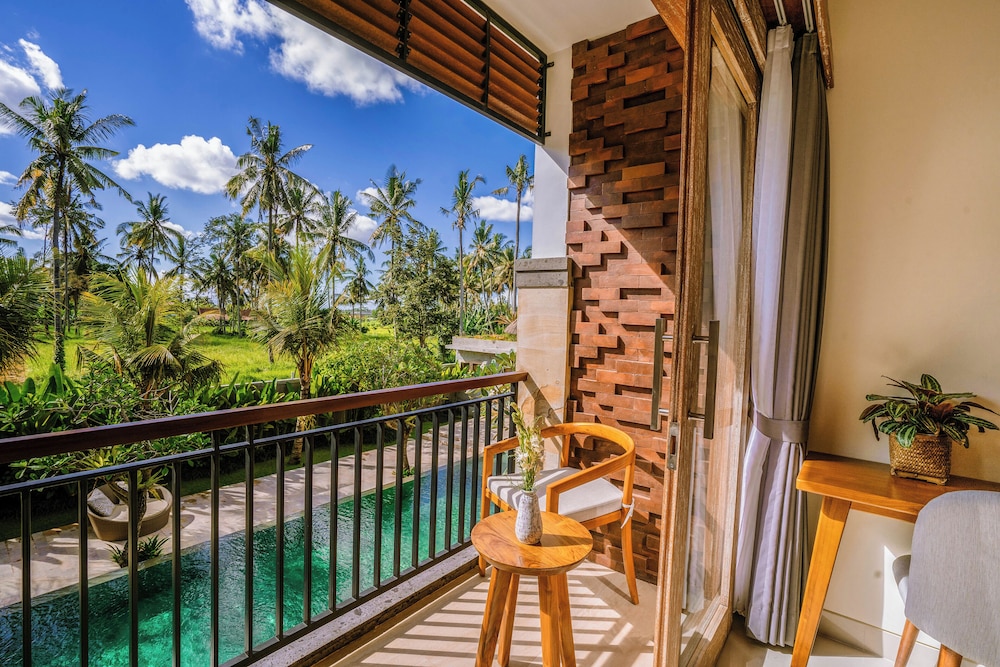 Deluxe Room, Pool View - Photo 13