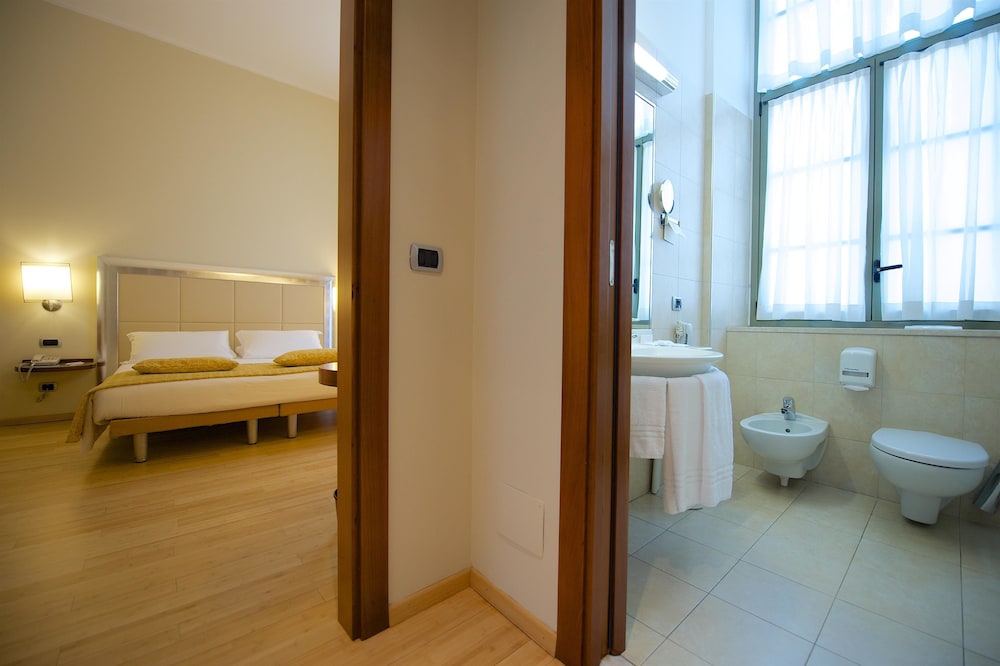 Standard Room, Multiple Beds - Photo 4