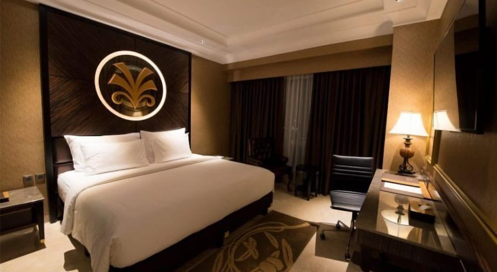 Premier Room, 1 King Bed photo 3
