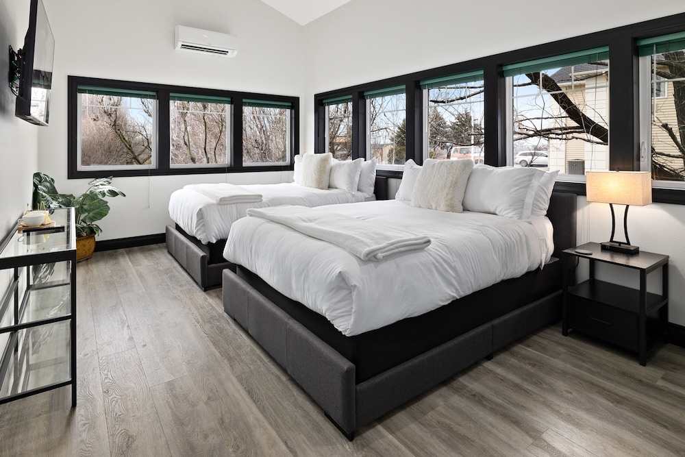Signature Room (Not pet friendly) photo 1