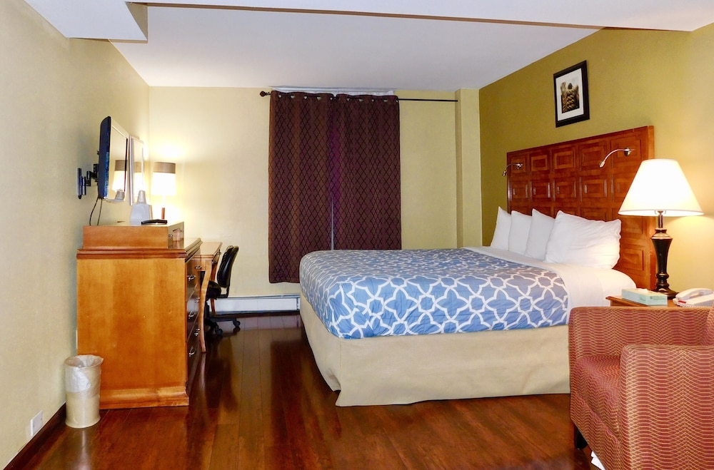 Deluxe Suite, 1 King Bed, Non Smoking, Kitchen photo 2