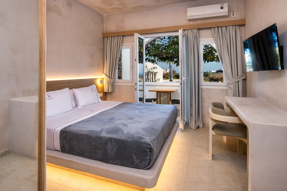 Superior Suite, Pool View - Photo 4