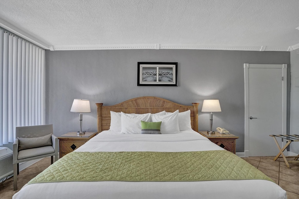 Deluxe Single Room, Men only, Pool View