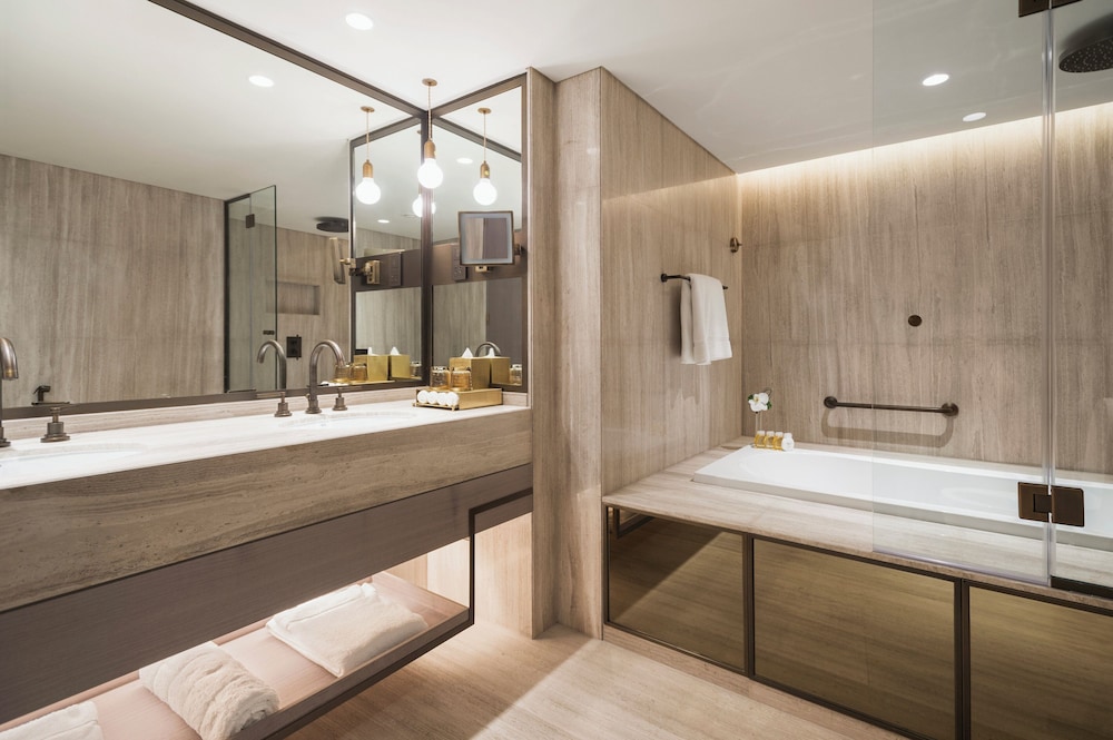 Suite, 1 Bedroom (Ocean) thumbnail 6